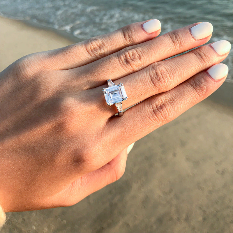 Bague en argent avec zircone cubique carrée de 4 carats en forme d'émeraude